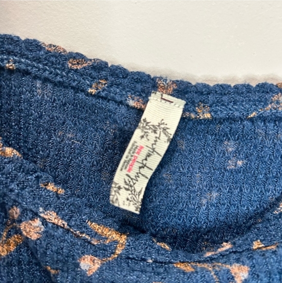 EUC🔹️Med Free People One Of The Girls floral brami tank in navy - Picture 7 of 10
